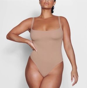Skims FITS EVERYBODY SQUARE NECK BODYSUIT